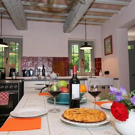 Spacious Mansion In With Barbecue Casa de Férias